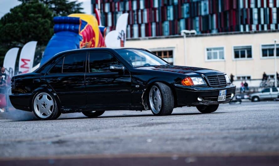 Ouvrir le coffre d’une Mercedes Classe C : astuce rapide