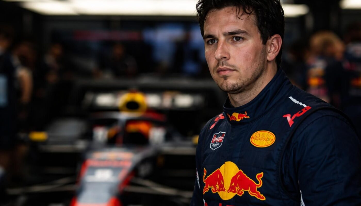 découvrez l'entretien exclusif de sergio perez qui partage ses impressions sur son rôle de coéquipier de max verstappen chez red bull, révélant les défis et la pression en formule 1.