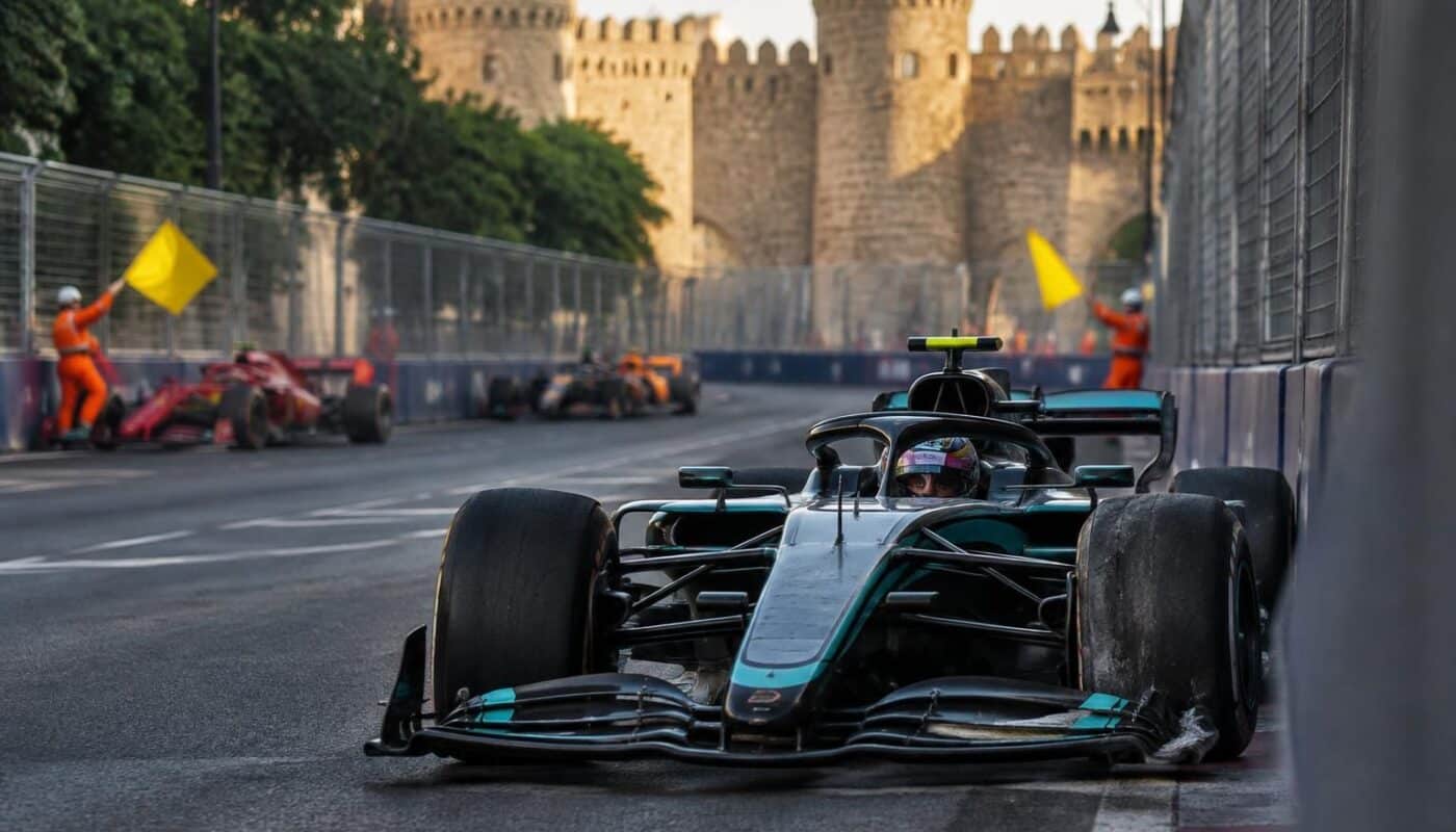 après leclerc et piastri, andrea kimi antonelli subit à son tour la malédiction de bakou. retour sur un nouveau coup dur en formule 1.