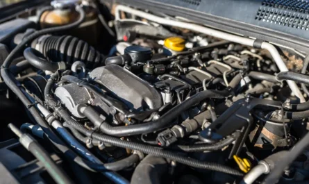 Compartiment moteur sale de la voiture d'occasion, parties visibles du moteur, câbles, conduites et réservoirs