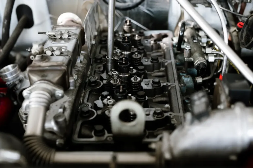 Partie du moteur ou du moteur d'une grosse machine ou d'une voiture pendant une r&eacute;paration technique